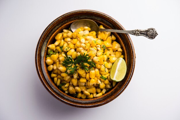 Spicy Masala Sweet Corn is een smakelijke Indiase snack langs de weg, die heel gemakkelijk te maken is. selectieve focus