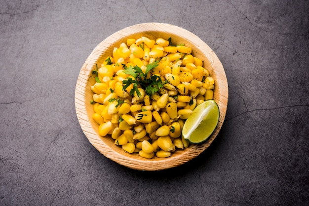 Spicy Masala Sweet Corn is een smakelijke Indiase snack langs de weg, die heel gemakkelijk te maken is. selectieve focus