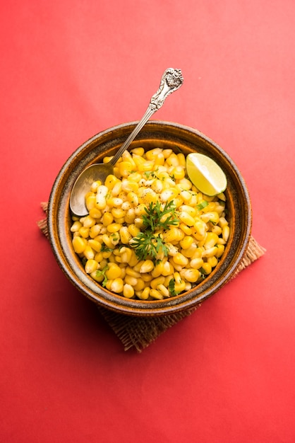 Spicy Masala Sweet Corn은 아주 쉽게 만들 수 있는 맛있는 길가 인도 간식입니다. 선택적 초점