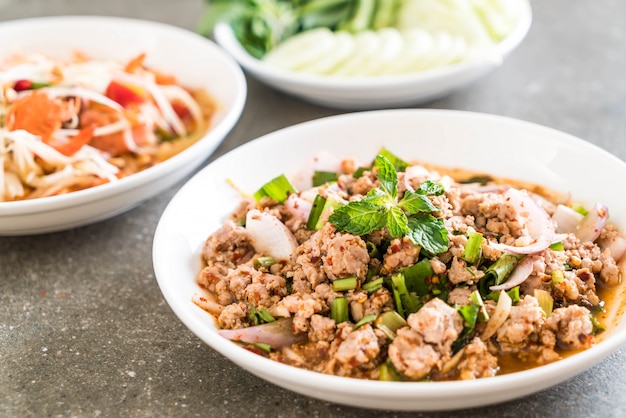 매운 말하다 돼지 고기 (Larb-전통 태국 음식)