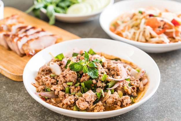 スパイシーな豚肉（Larb  - 伝統的なタイ料理）