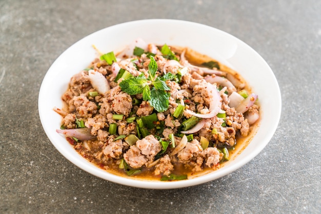 매운 말하다 돼지 고기 (Larb-전통 태국 음식)