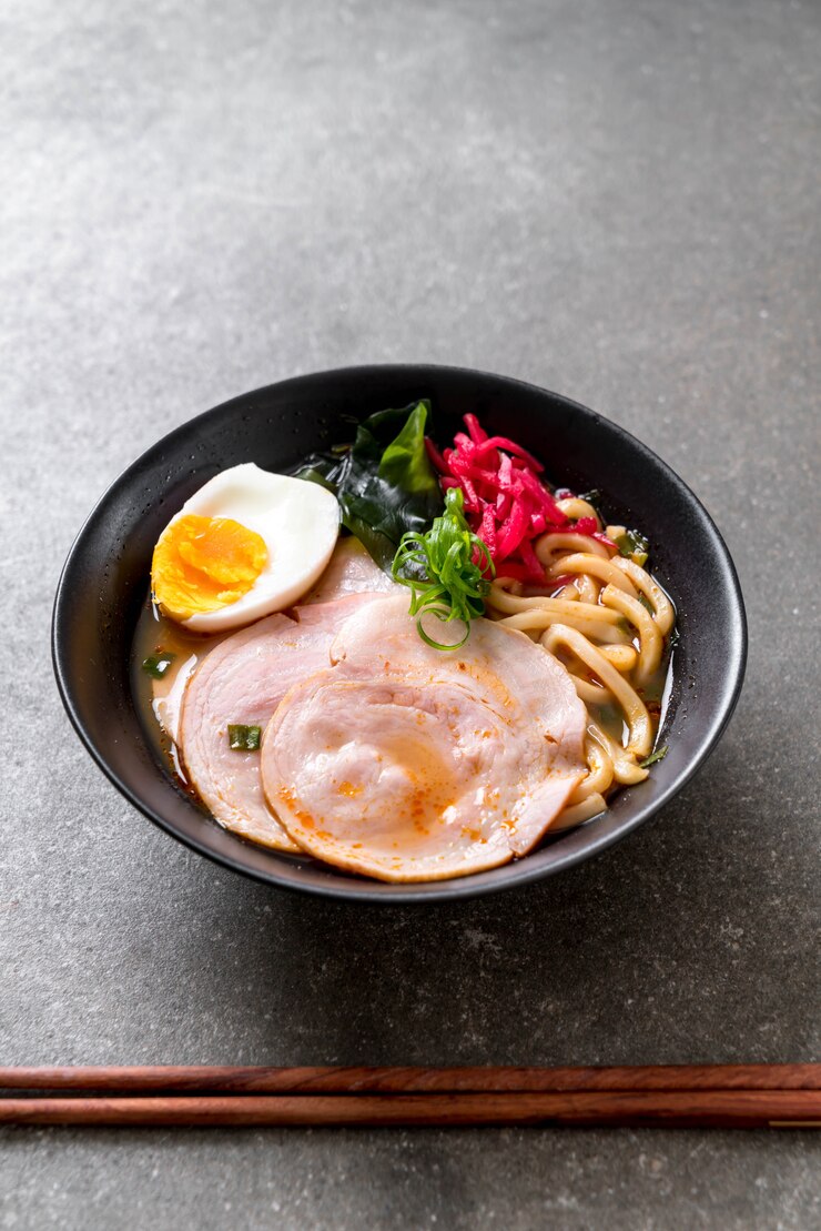 Photo spicy miso udon ramen noodle with pork