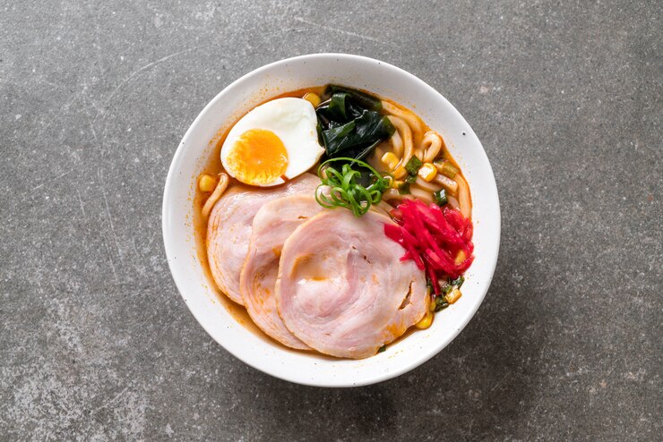 Photo spicy miso udon ramen noodle with pork