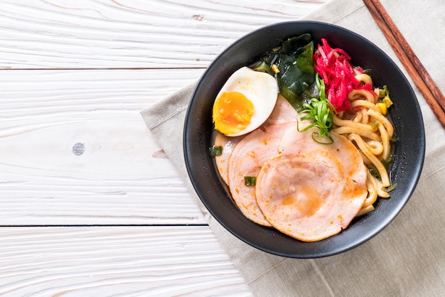 豚肉のピリ辛みそうどんラーメン