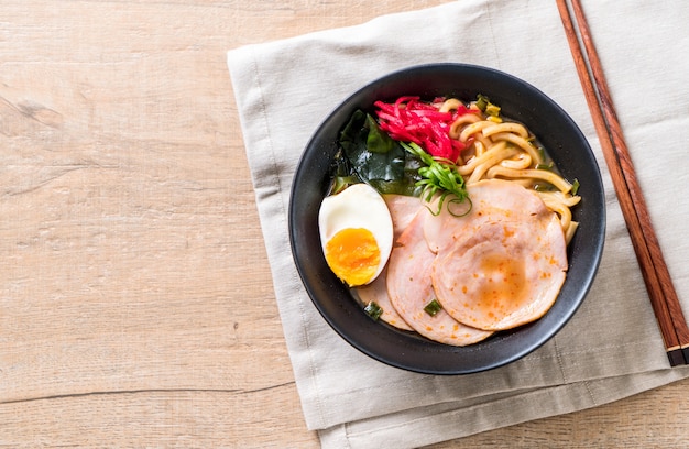 豚のピリ辛味oうどんラーメン