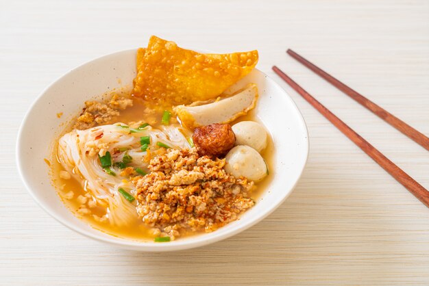 魚団子と豚ひき肉のピリ辛麺（トムヤム麺）