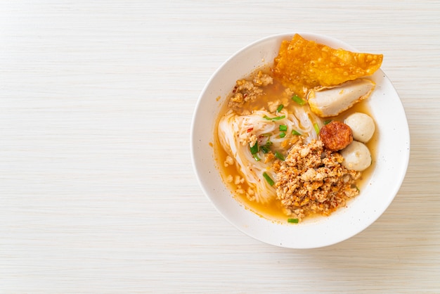 魚団子と豚ひき肉のピリ辛麺（トムヤム麺）