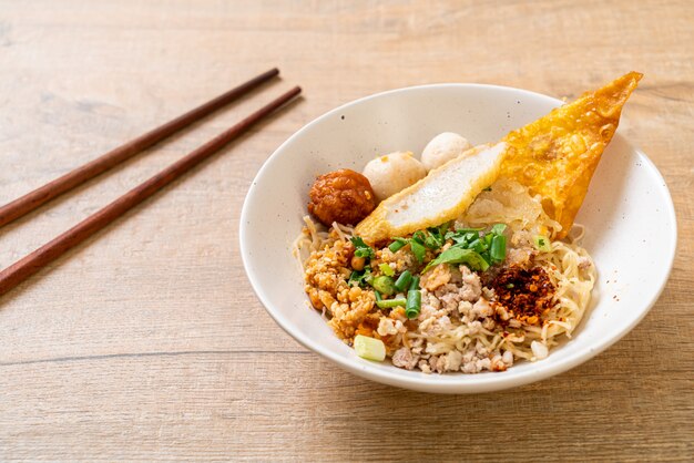 魚団子と豚ひき肉のピリ辛麺（トムヤム麺）