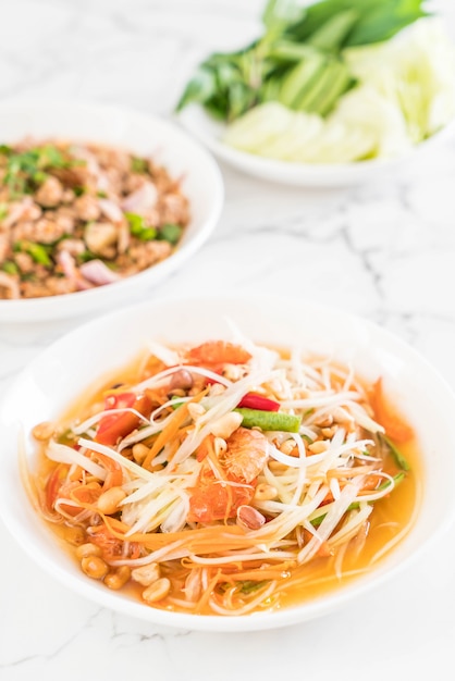매운 파파야 샐러드 (전통 태국 음식)