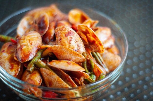 Photo spicy paphia textile or known as retak seribu lala fried with chillies served in a bowl