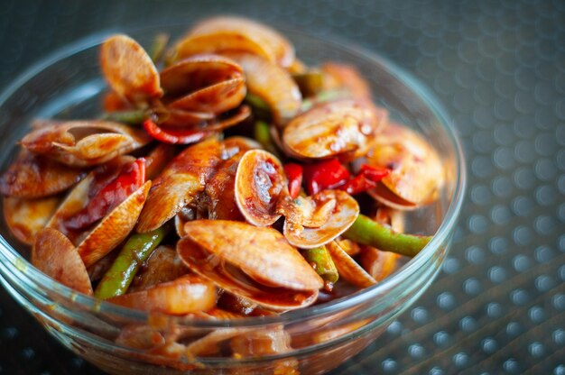 Photo spicy paphia textile or known as retak seribu lala fried with chillies served in a bowl