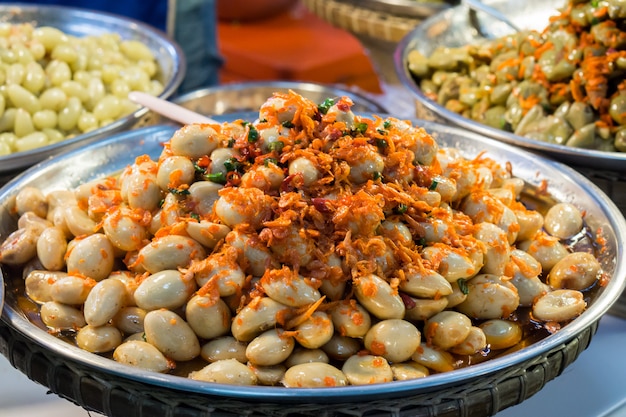 Piccante madan in salamoia con peperoncino. garcinia o madan conserva per uno spuntino.