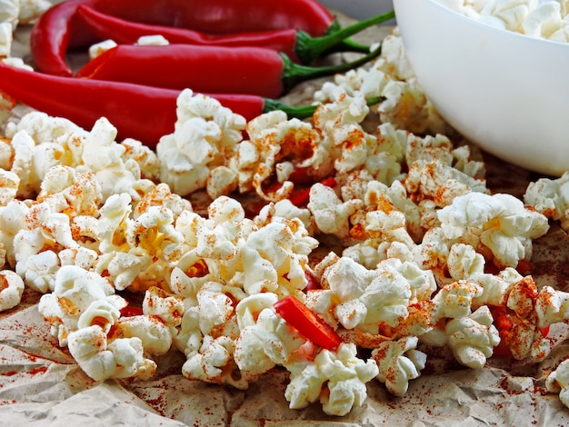 Foto popcorn piccante con peperoncino