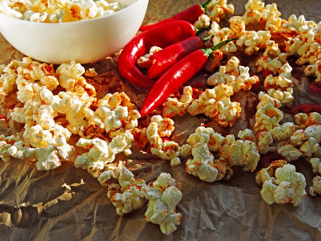 Photo spicy popcorn with chili pepper