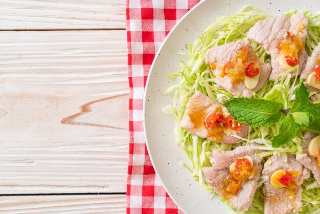 Foto insalata di maiale piccante o maiale bollito con aglio e salsa al peperoncino