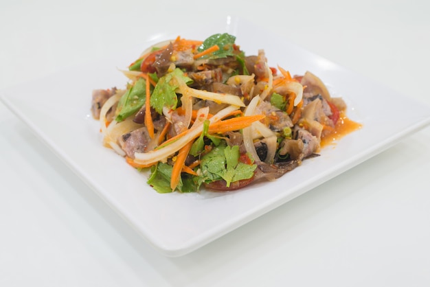 Пряный салат из свинины с овощами, азиатская кухня, Таиланд.