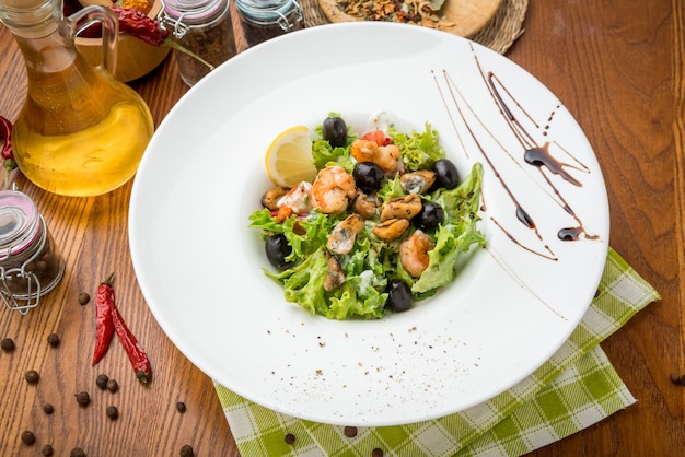 Foto insalata piccante di gamberi. insalata con frutti di mare.