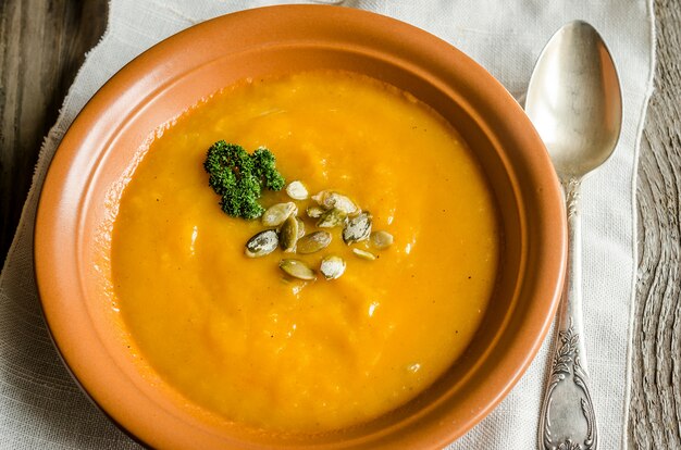 Zuppa di zucca piccante con semi di zucca