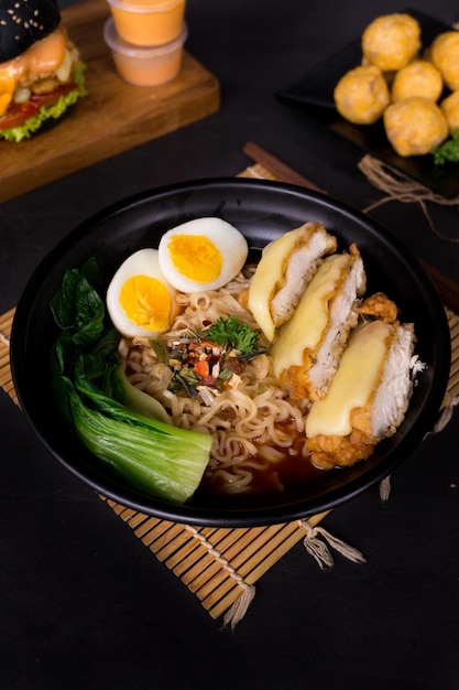 写真 激辛ラーメン チキンカツ