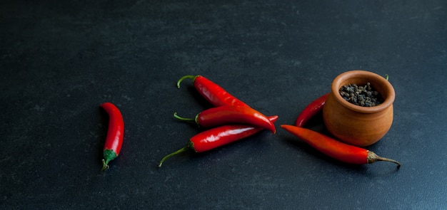 Peperoncino rosso piccante con grani di pepe neri