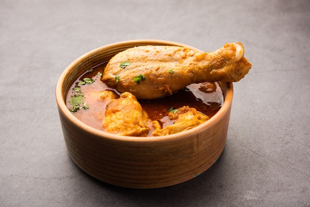 Острый красноватый куриный карри или красный мург масала или корма. Индийская невегетарианская еда. выборочный фокус.