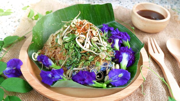 Foto insalata di riso piccante con verdure, insalata tailandese piccante con verdura con fiori di pisello