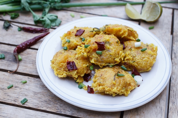 Insalata piccante di riso al curry