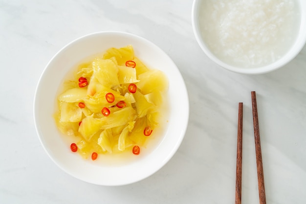 Insalata piccante sottaceto cavolo o sedano con olio di sesamo - stile di cibo asiatico