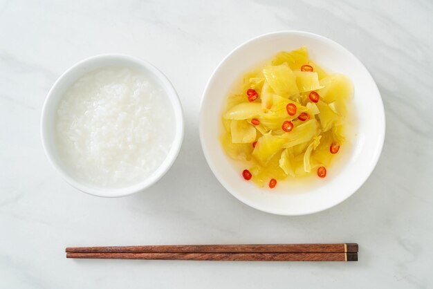 Insalata piccante di cavolo cappuccio o sedano con olio di sesamo - stile asiatico