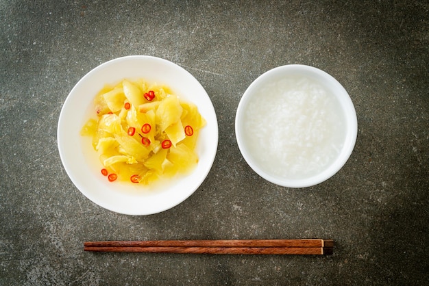 スパイシーなサラダピクルスキャベツまたはセロリとごま油