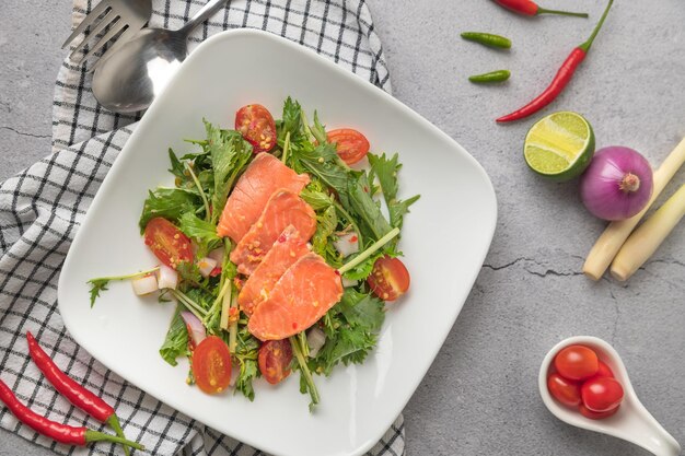 Фото Острый салат из лосося на тарелке