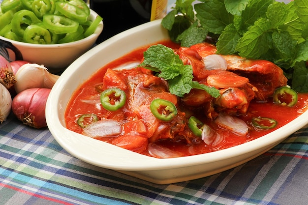 Foto sardine piccanti in salsa di pomodoro, alimento proteico di pesce in scatola sul piatto