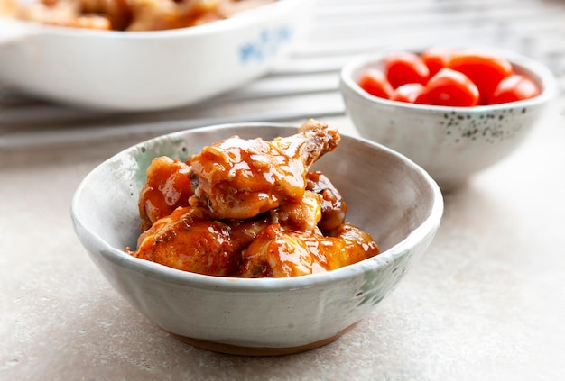 사진 매콤하고 맛있는 홈메이드 버팔로 또는 토마토를 곁들인 바비큐 윙