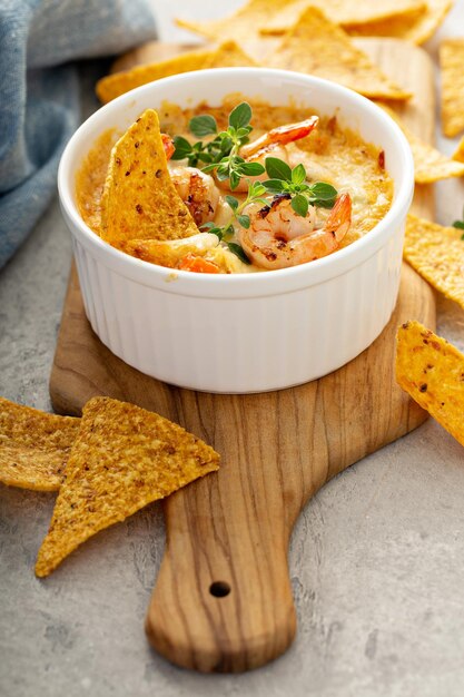 Photo spicy seafood dip in a ramekin