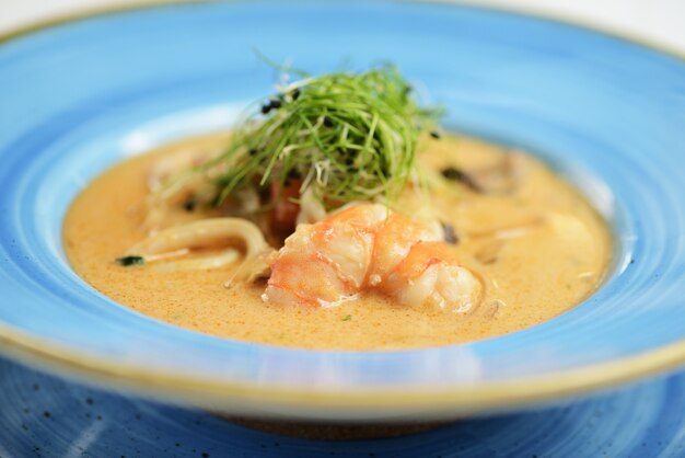 Острый суп с морепродуктами и лапшой с креветками и грибами