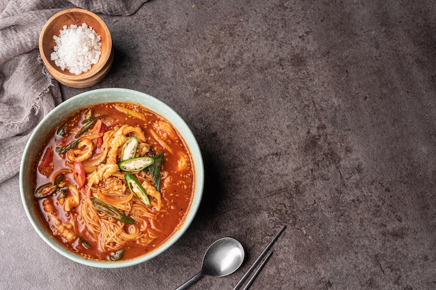 Foto haemul guksu di spaghetti di riso ai frutti di mare speziati