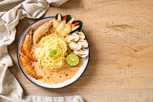 Spaghetti ai gamberi piccanti (tom yum goong)