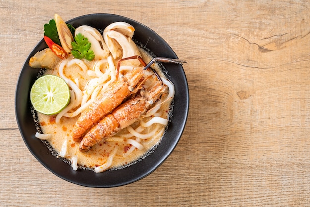 ピリ辛海老うどんラーメン（トムヤムクン）