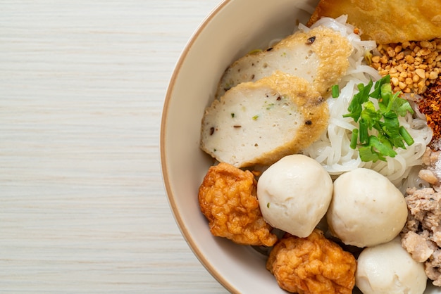 수프가없는 생선 공과 새우 공이있는 매운 작은 평평한 쌀국수-아시아 음식 스타일