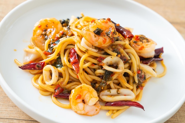 Острые спагетти с морепродуктами - жареные спагетти с креветками, кальмарами и чили