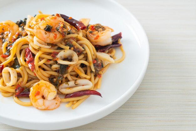 Spaghetti piccanti ai frutti di mare - spaghetti saltati in padella con gamberi, calamari e peperoncino