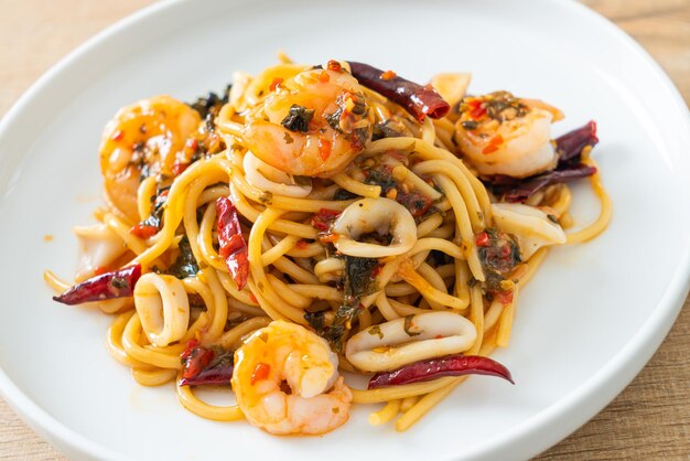 Spaghetti piccanti ai frutti di mare - spaghetti saltati con gamberi, calamari e peperoncino