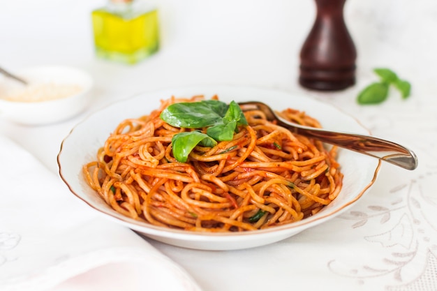 Foto spaghetti piccanti con basilico e salsa di pomodoro