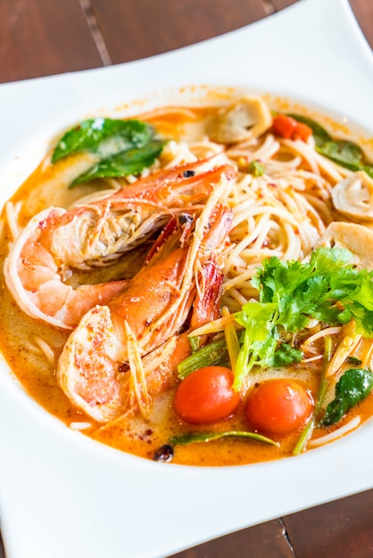 spicy spaghetti with shrimp (tom yum kung)