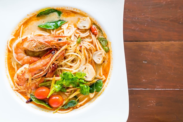 spicy spaghetti with shrimp (tom yum kung)