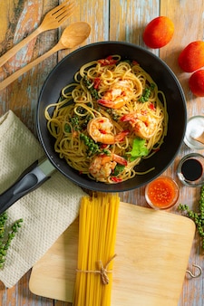 Spaghetti piccanti con gamberetti in salsa di pomodoro primo piano su un piatto