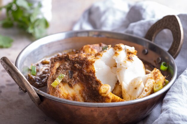 レモンと玉ねぎのスパイシーでおいしい魚のカレー料理