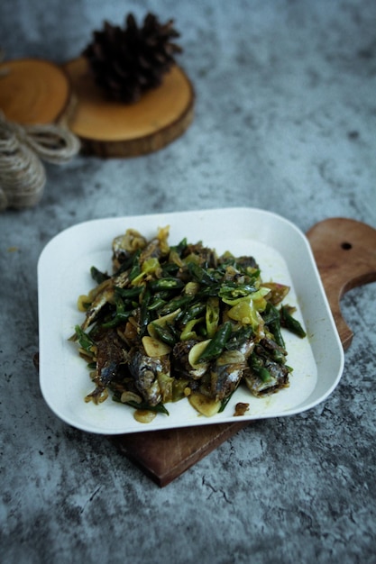 Foto pesce tongkol piccante con peperoncino verde e pepe salato