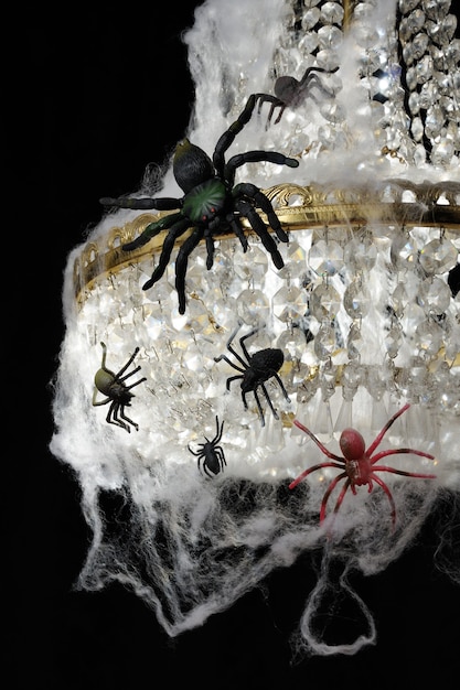 シャンデリアの蜘蛛がハロウィンの飾りの絡み合った網